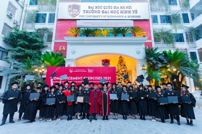 Các em sinh viên Trường Đại học Kinh tế - Đại học Quốc gia Hà Nội học chương trình đại học chính quy do đối tác nước ngoài cấp bằng trong ngày tốt nghiệp.
