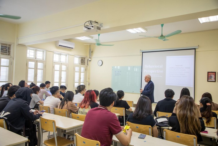 Sinh viên các chương trình Quản trị kinh doanh quốc tế tại UEB thường xuyên được học tập trực tiếp dưới sự giảng dạy của các giảng viên đến từ các trường đối tác