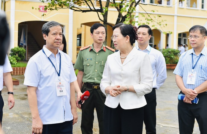 Bí thư Tỉnh uỷ Hà Nam Lê Thị Thuỷ trao đổi với Bộ trưởng Nguyễn Kim Sơn về công tác chuẩn bị cho Kỳ thi tốt nghiệp THPT năm 2024 của địa phương.jpg