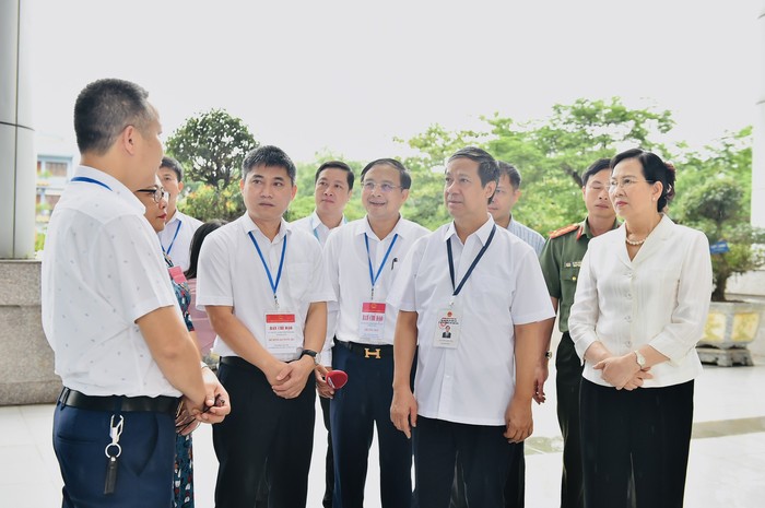 Bộ trưởng Nguyễn Kim Sơn trao đổi với Trưởng Điểm thi Trường THPT Chuyên Biên Hoà, Hà Nam.jpg