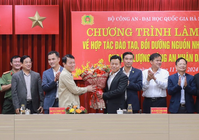 VNU - Truong DH Y Duoc (DHQGHN) hop tac voi Truong DH KTHC (Bo CA) (44).JPG