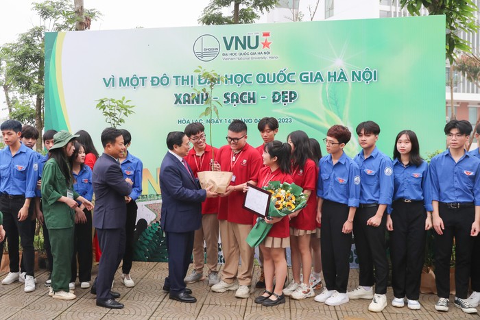 6. Thủ tướng Phạm Minh Chính tặng hoa cho học sinh sinh viên ĐHQGHN tại KĐT ĐHQGHN tại Hòa Lạc (1).jpg