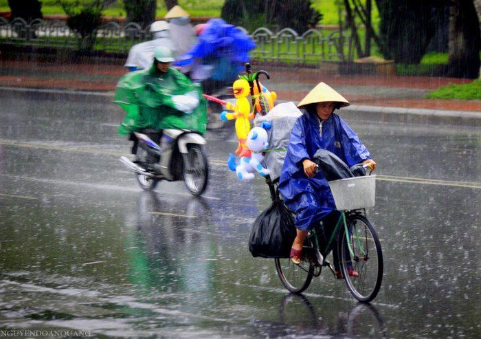 Cơn mưa đổ vội trong chiều, một chiều Huế yên bình và tĩnh lặng