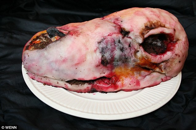 Những chiếc bánh quái dị như thế này sẽ được xuất hiện tại cuộc triễn làm cuối tháng 10/2012 trong một cuộc triển lãm được gọi là "Eat Your Heart Out".