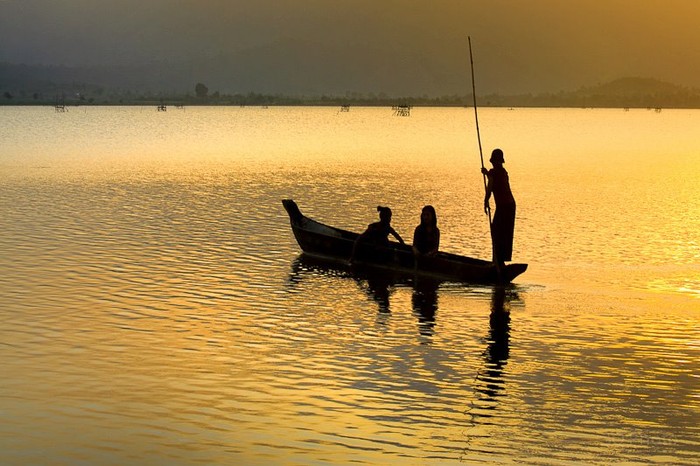 Nói đến Đắk Lắk, người ta thường nhắc đến huyền thoại về hồ Lắk – một trong những hồ nước ngọt tự nhiên lớn, nối với sông Krông Ana, rộng khoảng 500ha, nằm ở độ cao hơn 500m so với mặt nước biển.