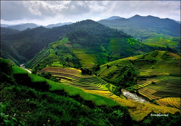 Nhìn từ ngọn núi này sang ngọn núi khác, ruộng bậc thang xen kẽ dưới thung lũng núi cứ nối đuôi nhau chạy mãi, giống như mảnh đất truyền thống được con người kế tiếp nhau từ đời này qua đời khác.