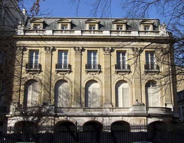 Palais Montmorency (Paris, Pháp) Giá: 140 triệu USD Ngôi biệt thự siêu sang này toạ lạc tại Avenue Foch và là một trong những biệt thự tư nhân lớn nhất ở Paris. Diện tích của Palais Montmorency là 8.534 m2 với 12 phòng ngủ, 12 phòng tắm và 4 phòng dành riêng cho đội ngũ nhân viên phục vụ. Nội thất trong nhà rất hoành tráng: những chiếc đèn chùm pha lê cực lớn, sàn đá cẩm thạch nguyên khối…tất cả đều toát lên vẻ sang trọng quý phái đặc trưng của giới thượng lưu nước Pháp.