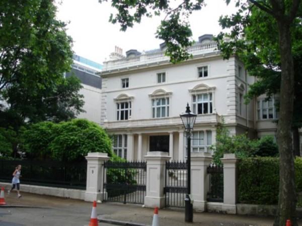 Georgian House (London, Anh) Giá: 181 triệu USD Căn nhà có 5 phòng ngủ hạng sang xây theo kiểu thành thị ở khu nhà giàu Kensington, đi kèm với nội thất vô cùng sang trọng. Ông trùm ngành thép toàn cầu nổi tiếng Lakshmi Mittal, tỷ phú nắm giữ tổng tài sản trị giá 42 tỷ USD, đã mua ngôi biệt thự xa hoa này cho con trai mình là Aditya Mittal, người hiện là Giám đốc tài chính của công ty Arcelor Mittal, công ty thép lớn nhất thế giới.