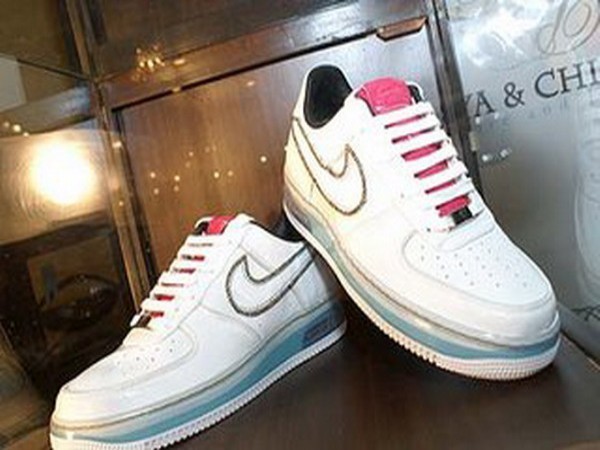 Nike Custom khảm kim cương Giá: 50.000 USD Đôi giày thể thao được nạm một chuỗi kim cương 11 carat có màu sô-cô-la dọc theo mép. Đặc biệt, khi đặt mua, khách hàng có thể yêu cầu kích cỡ cho đôi giày Nike này. Đây được xem là món phụ kiện rất được yêu thích của các ca sĩ và các ngôi sao thể thao trên thế giới.