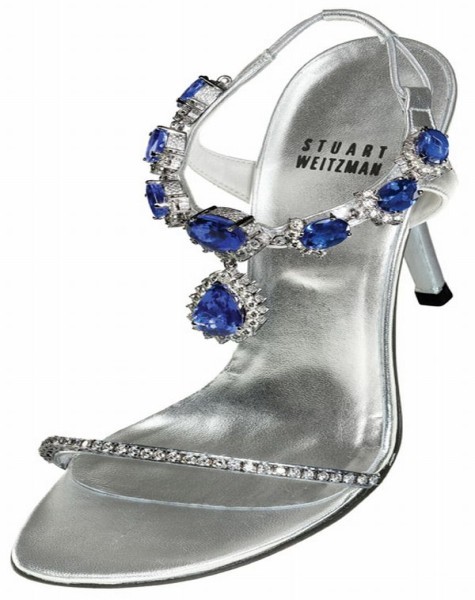 Stuart Weitzman’s Tanzanite Giá: 2 triệu USD Đôi xăng đan tuyệt vời được làm nên bởi 28 carat kim cương và 185 carats đá tanzanite, một loại đá quý chỉ có ở châu Phi. Đặc biệt nhất phải kể đến 4 ½ inch gót của đôi dép được nạm 595 carat kim cương Kwiat trên chất liệu bạch kim.