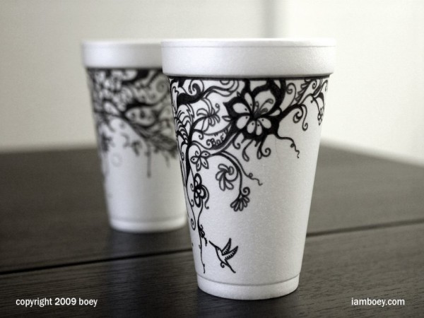 Mỗi chiếc cốc giấy được thiết kế vô cùng tỉ mỉ và được làm bởi nhiều công đoạn khác nhau. Boey cho biết việc khó khăn nhất là tạo ra những đường cong mềm mại trên thân cốc.