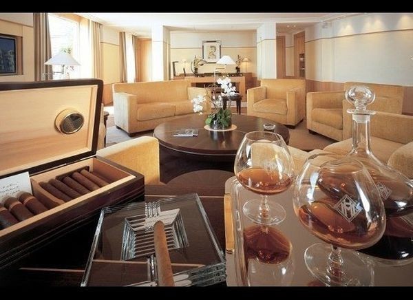 7. Phòng Tổng thống, khách sạn Martinez (Cannes, Pháp) Giá: 20.000 USD/đêm Phòng Tổng thống trong khách sạn Martinez là căn phòng lớn nhất với gần 1.000 m2. Nó được thiết kế có thể chia thành bốn dãy phòng độc lập để phù hợp với nhu cầu của khách hàng khi không cần thiết sử dụng tất cả không gian.