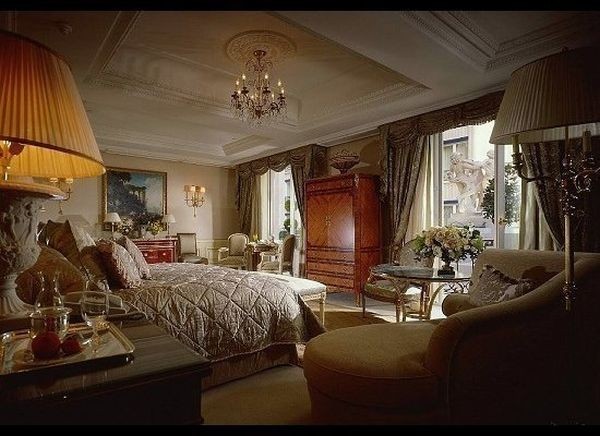 9. Royal Suite, Four Seasons George V (Paris, Pháp) Giá: 17.000 USD/đêm Four Seasons George V được biết đến là một trong những khách sạn nổi tiếng sang trọng nhất thế giới. Trong đó, căn phòng Hoàng gia là căn phòng xa xỉ nhất của khách sạn.