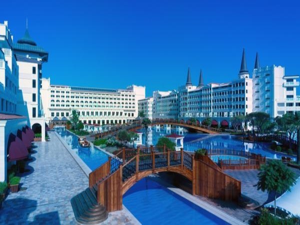 10. Phòng Tổng thống, Mardan Palace (Antalya, Thổ Nhĩ Kỳ) Giá : 17.000 USD/đêm Khách sạn Mardan Palace vừa khai trương được một thời gian không lâu nhưng đã lọt vào danh sách những khách sạn xa xỉ nhất châu Âu. Khách sạn được xây dựng bởi tỷ phú Nga Telman Ismailov với chi phí lên tới 1,6 tỷ USD. Vì thế, đương nhiên giá phòng ở đây cũng cao ngất ngưởng.