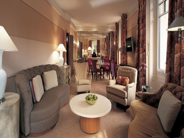 Ngoài ra, phòng khách sạn này còn có hẳn một sân thượng rộng 91 m2 nhìn ra dãy núi Alps và quang cảnh Geneva thơ mộng. Khách hàng đặt phòng cũng sẽ được cung cấp một chiếc điện thoại di động miễn phí trong thời gian nghỉ tại đây.