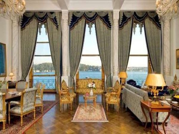 4. Grand Sultan Suite, Çirağan Palace Kempinski (Istanbul, Thổ Nhĩ Kỳ) Giá: 30.500 USD/đêm Grand Sultan tự hào là phòng khách sạn đắt nhất Thổ Nhĩ Kỳ. Căn phòng có 4 phòng ngủ, một đèn chùm pha lê làm bằng thủ công và được cung cấp một quản gia phục vụ suốt 24 giờ. Từ căn phòng, khách hàng có thể chiêm ngưỡng vẻ đẹp của cung điện Çirağan tráng lệ. Giá cho thuê phòng là 30.500 USD/đêm và có thể lên đến 50.000 USD trong mùa cao điểm.