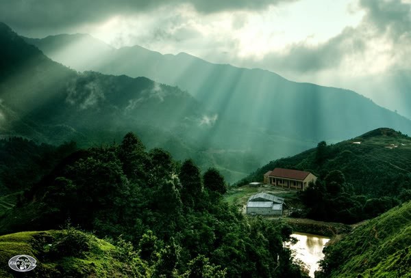 Mẫu Sơn còn nổi tiếng cới các sản vật chè tuyết sơn, gà sáu cựa, chanh rừng, ếch hương, lợn quay, dê núi, rượu Mẫu Sơn, đào chuông Mẫu Sơn, dịch vụ tắm thuốc của người Dao… Bạn còn có dịp đến thăm những nhà tường trình độc đáo, khám phá suối nguồn, núi rừng hay đốt lửa trại.