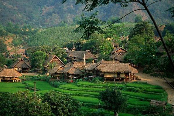 Mai Châu (Hòa Bình) Mai Châu hiện nay vẫn giữ được những nét đẹp nguyên sơ, bí ẩn. Những cô gái Thái xin đẹp ngồi dệt vải, những thung lũng xanh tươi, nếp nhà sàn xinh xắn ẩn hiện trong làn sương mờ ảo như muốn níu chân bất cứ ai đã một lần đến nơi đây.