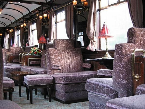 10. Venice Simplon Orient Express (Anh) Giá: 4.705 USD/người Đây là một đoàn tàu tư nhân sang trọng, chủ yếu chạy từ London (Anh) đến Venice (Ý) và ngược lại. Ngoài việc đưa du khách thăm quan những thắng cảnh đẹp của châu Âu, tàu còn cung cấp cho du khách những tiện nghi không đâu sánh bằng: các cabin được trang bị đầy đủ ghế sô pha kiểu dự tiệc, ghế để chân, bàn làm việc cùng không gian ngủ tách biệt, các dịch vụ được phục vụ chu đáo 24/24.