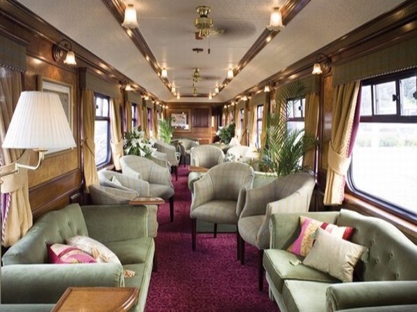 8. The Royal Scotsman (Scotland) Giá: 8.718 USD/người Ra mắt vào năm 1985, tàu Royal Scotsman là một đoàn tàu sang trọng, mang dến cho khách du lịch một chuyến đi hoành tráng trên khắp vương quốc Anh và Scotland. Mỗi căn phòng trên tàu Royal Scotman đều được trang hoàng lộng lẫy với hoa văn bằng gỗ ngà, trang trí bằng các loại tơ lụa quý hiếm, những bức tranh cổ, bàn phấn và cả những chiếc quạt thời xưa.