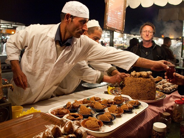 6. Marrakesh (Ma-rốc) An toàn thực phẩm là niềm tự hào tại Djemaa el-Fna, quảng trường ở trung tâm thành phố Marrakesh. Các gian hàng được kiểm tra thường xuyên và thực phẩm còn sót lại thường được xử lý ban đêm. Đi đâu: Djemaa el-Fna, Rue El Kassabin hay Djemaa (nơi có món thịt cừu ngon nổi tiếng)… Ăn gì: Brochettes (thịt cừu nướng, thịt bò hoặc phụ phẩm sau khi giết mổ), harira (súp đậu), rau diếp mạ hầm, bánh sandwich kẹp xúc xích merguez, bánh mỳ Ma-rốc nhân vani và dầu dừa… Thực phẩm nên tránh: Cá và hải sản bởi chúng có thể bị hỏng sau khi vận chuyển qua sa mạc để vào Marrakesh.