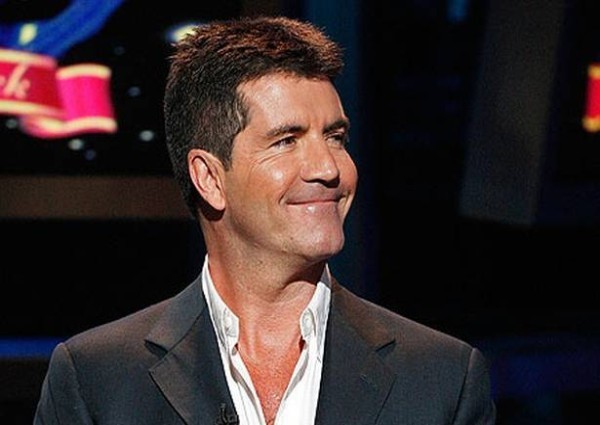 10. Simon Cowell Năm 2009, ông trùm Got Talent Simon Cowell đã không ngại ngần bỏ ra số tiền khoảng 1,6 triệu USD cho tiệc sinh nhật lầ thứ 50 của mình. Khoảng 400 khách mời được đưa đến căn biệt thự ở Wrotham Park bằng xe limo bọc thép và ăn tối với tôm sú, tôm hùm, súp gà ưa thích, cá và khoai tây chiên và bánh táo. Ông còn chuẩn bị thêm một bể cá mập nhằm tạo sự bất ngờ cho các vị khách.