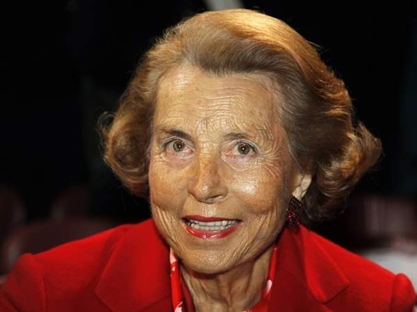 3. Liliane Bettencourt Tài sản: 24 tỷ USD Bà là người thừa kế tài sản L'Oreal và cũng là người phụ nữ giàu nhất châu Âu. Dù nhiều tiền như vậy nhưng bà Liliane lại không được nắm giữ tài sản do bị chứng mất trí nhớ. Năm ngoái, tỷ phú người Pháp này đã để lại tài sản của mình cho con gái dưới sự giám hộ của Francoise Bettencourt-Meyers.