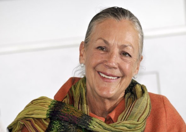 4. Alice Walton Tài sản: 23,3 tỷ USD Cô là con gái của Wal-Mart, người sáng lập sáng lập ra chuỗi bán lẻ Sam Walton. Năm ngoái, cô đã mở một bảo tàng Nghệ thuật tại Bentonville (Mỹ), nơi trưng bày các tác phẩm nghệ thuật trong bộ sưu tập cá nhân và của gia đình Walton. Alice Walton là người rất yêu ngựa. Cô cũng là nhà lai tạo kiêm huấn luyện viên ngựa và đã tham gia thi đua ngựa trong nhiều năm.