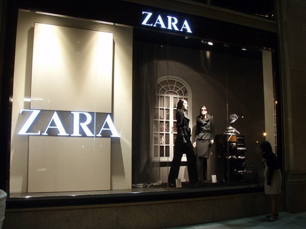 10. Zara Giá trị thương hiệu: 9,5 tỷ USD Tăng 18% so với năm ngoái Zara mở rộng trang web thương mại điện tử và cho phép mọi người có thể mua sắm trực tuyến ngay cả ở những gian hàng khác nhau trên toàn thế giới. Zara cũng đã mở một số cửa hàng mới ở châu Á.