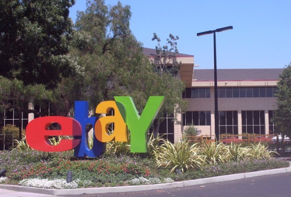 9. eBay Giá trị thương hiệu: 10,9 tỷ USD Tăng 12% so với năm ngoái Trang thương mại điện tử PayPal của eBay năm ngoái đã có một sự mở rộng rất lớn. Chính vì thế, nó khiến cho các nhà bán lẻ trực tuyến và khách hàng dễ dàng trong việc mua sắm và thanh toán qua mạng.