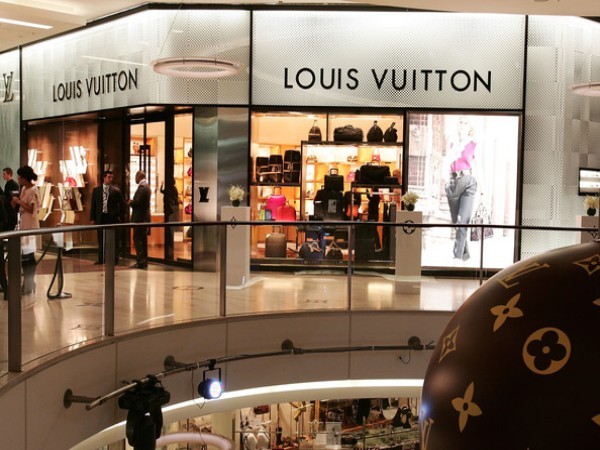 4. Louis Vuitton Giá trị thương hiệu: 23,6 tỷ USD Tăng 2% so với năm ngoái Ngoài đà tiếp tục đầu tư cho các cửa hàng ở Mỹ, châu Âu và châu Á, Louis Vuitton đã bắt đầu phát triển mạnh mẽ ở Trung Đông.