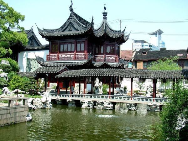 6. Starbucks (Thượng Hải, Trung Quốc) Nằm ở trung tâm Yuyuan Garden, khu vườn cổ được xây dựng từ thế kỷ 16, cửa hàng Starbucks sẽ đưa du khách trở lại với cuộc sống sinh hoạt của thời phong kiến xưa.