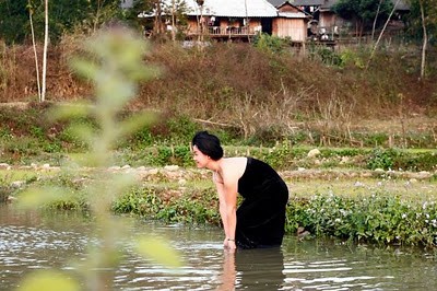 Sau mỗi buổi lao động về, các cô gái nghỉ chân bên suối, làn nước mát lành làm sạch sẽ bụi bặm, trả lại nước da trắng ngần của mẹ của cha và tinh hoa của núi ngàn chung đúc hàng ngàn năm mới có được .Bao nỗi mệt nhọc trôi theo dòng nước, con người như được tiếp thêm nguồn năng lượng mới.