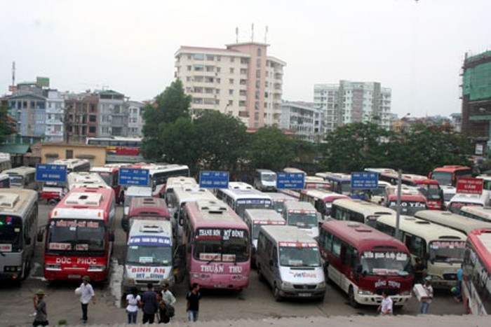 Bộ GTVT vừa đưa ra Thông tư quy định từ 1/10 với nội dung cấm cải tạo các phương tiện khác thành ô tô trở khách. Theo đó, Bộ GTVT quy định không được cải tạo ô tô chuyên dùng nhập khẩu trong thời gian 5 năm và ô tô tải đông lạnh nhập khẩu trong thời gian 3 năm, kể từ ngày được cấp biển số đăng ký, không được cải tạo ô tô chở người thành ô tô tải các loại, trừ trường hợp cải tạo ô tô chở người từ 16 chỗ trở xuống (kể cả chỗ người lái) thành ô tô tải VAN, không được cải tạo ô tô đầu kéo thành ô tô tải (trừ ô tô tải chuyên dùng).