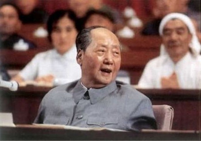 Theo Tân Hoa Xã, năm 1974 Mao Trạch Đông, Chu Ân Lai, Diệp Kiếm Anh, Đặng Tiểu Bình đã nhóm họp bàn mưu đánh chiếm quần đảo Hoàng Sa của Việt Nam mà hiện nay giới truyền thông nhà nước Trung Quốc vẫn đang bóp méo sự thật lịch sử với tên gọi “cuộc chiến phản kích tự vệ trên biển”?! Lúc này Mao Trạch Đông đã 81 tuổi, ông ta cũng tự thấy sức khỏe yếu hơn trước nhưng theo Tân Hoa Xã, đầu óc vẫn còn tỉnh táo và chính Mao Trạch Đông là người ra quyết định đánh chiếm quần đảo Hoàng Sa.