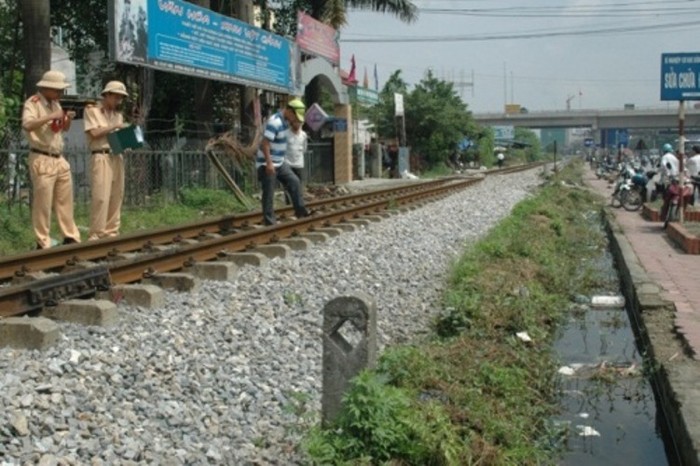 Hôm nay, bệnh viện Bạch Mai xác nhận cháu bé trong vụ tai nạn tại Km 6+800, ngõ 8, Ngọc Hồi, đường Giải Phóng, Thanh Trì, Hà Nội (đối diện bến xe Nước Ngầm) đã bị tử vong không lâu sau khi vào viện cấp cứu.