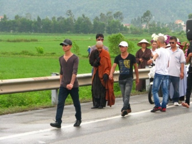 Nhà sư hành lễ Nhất bộ nhất bái bất kể thời tiết mưa hay nắng.