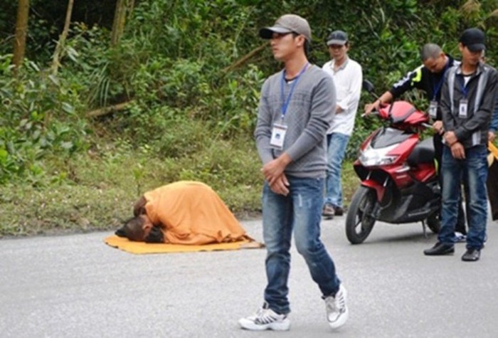 “Lúc trình bày nguyện vọng của mình với sư phụ về chuyến bộ hành này thì Thầy nói rằng Thầy đi với tinh thần thứ nhất là để sám hối tội nghiệt của mình. Thứ hai là để cầu nguyện cho thế giới hòa bình. Tiếp theo là có thể đem những điều mình làm được để cùng chúng sinh chia sẻ và thực hành những điều Phật dạy. Gọi chung là hóa độ chúng sinh”.