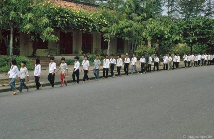 Đoàn học sinh vào lăng viếng Bác.