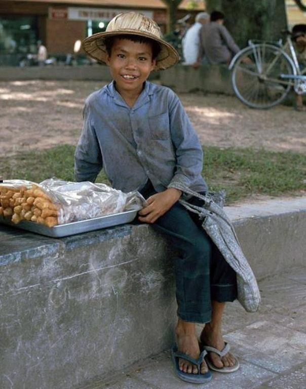 Chú bé bán hàng rong ven hồ.