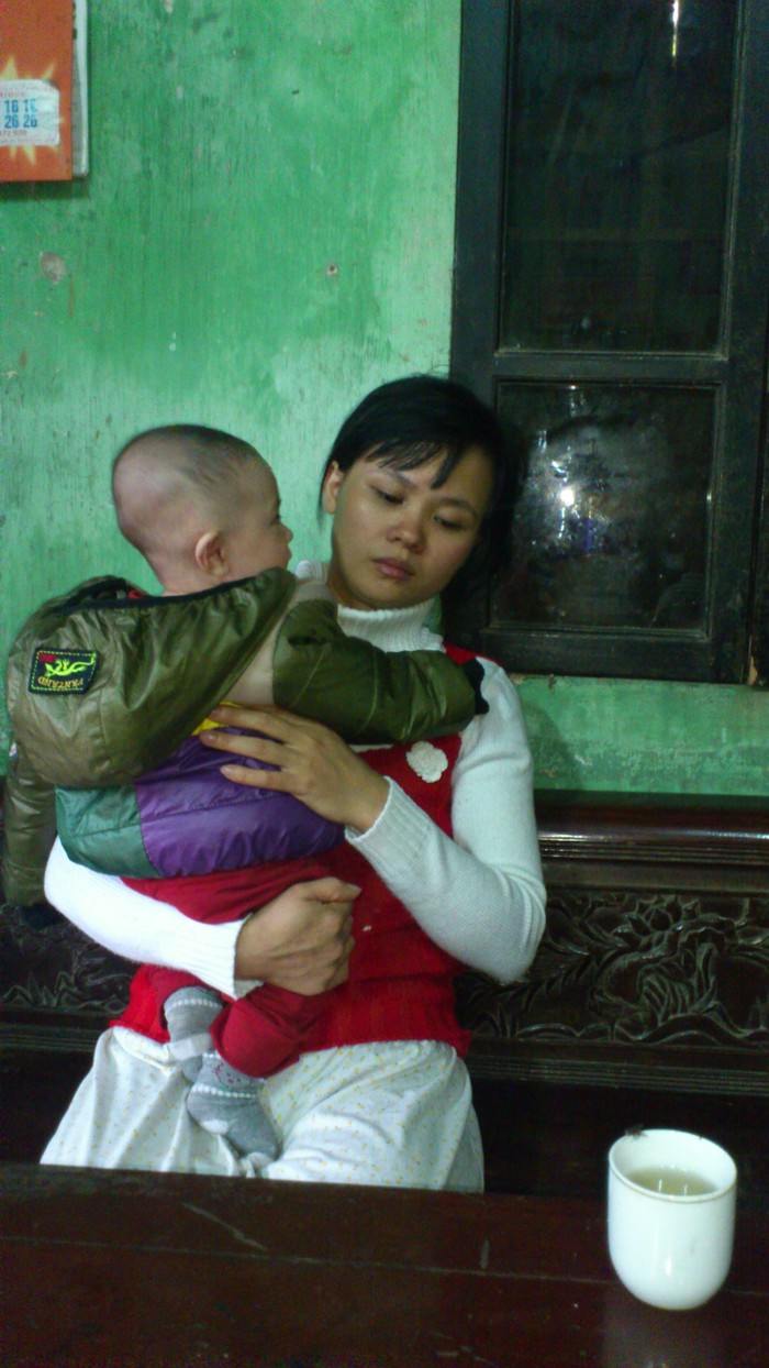 Chị Hà vừa ôm con, vừa kể lại chuyện đau lòng của mình.