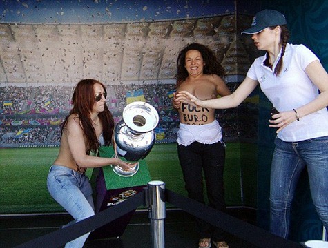 Ngực trần phá đám Euro 2012 ảnh 1