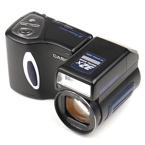 Casio QV-2900UX – 2001 Không ít nhà sản xuất thiết bị nhiếp ảnh đã cố thử đưa những ống kính có khả năng quay quanh một trục cố định vào các sản phẩm thương mại. Tuy nhiên chẳng mấy hãng thành công với ý tưởng này. Lý do chủ yếu là kích thước của chúng quá cồng kềnh so với khả năng mà máy ảnh mang lại cho người sử dụng. Một trong những thất bại rõ ràng nhất là chiếc QV-2900UX của Casio, ra mắt năm 2001.