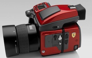 Hasselblad H4D-40 Ferrari Edition – 2010 Những hãng sản xuất thiết bị điện tử luôn có xu hướng muốn hợp tác với những nhóm thiết kế của các thương hiệu nổi tiếng để cho ra đời những thiết bị mang “luồng gió mới” thay đổi cách nhìn của người sử dụng về thiết kế vốn có của hãng đó. Áp dụng công thức này, hãng sản xuất máy ảnh Hasselblad đã cộng tác với đội ngũ thiết kế của hãng xe hơi nổi tiếng của Ý Ferrari để cùng cho ra mắt chiếc máy ảnh “Ferrari Edition” của chiếc máy H4D-40. Và quả thực, việc thay đổi màu sắc cùng với việc “đè” lên chiếc máy logo chú ngựa nòi của Ferrari chỉ mang một mục đích duy nhất: Biến chiếc máy ảnh H4D vốn cồng kềnh trở thành một cục gạch theo đúng nghĩa đen với bộ cánh màu đỏ bao phủ hầu hết chiếc máy.