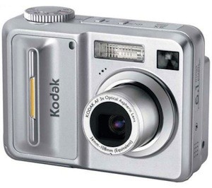 Kodak Easyshare C653 – 2007 Bước tiến của Kodak vào mảnh đất máy ảnh kỹ thuật số màu mỡ hóa ra lại quá đỗi gian truân. Mẫu máy được trang bị cảm biến 6.1 megapixel này hoàn toàn có thể thay thế cho những mẫu máy ảnhsố dành cho gia đình khác. Tuy nhiên triết lý thiết kế xưa cũ đã phản lại Kodak. Quá vuông vức, nhỏ nhắn “quá mức cần thiết”, thêm vào đó là phần gồ lên bên cạnh ống kính, vốn là bộ phận giúp người sử dụng dễ cầm nắm thiết bị, thì nó lại vô tình biến chiếc máy ảnh trở nên “vô duyên” do thiết kế quá đỗi ngô nghê và góc cạnh.