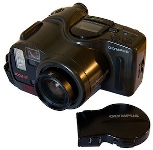 Olympus AZ-330 – 1990 Mẫu máy ảnh phim duy nhất trong danh sách của chúng ta cũng có thể được coi là mẫu máy xấu xí nhất. Chiếc máy ra mắt vào năm 1990 này không hiểu vì lý do gì lại được Olympus “gia cố” thêm ở phần ống kính, khiến cho người sử dụng cảm thấy đây như một chiếc máy ảnh bình thường nhưng lại “mọc” một cục u khổng lồ ở bên cạnh phải.