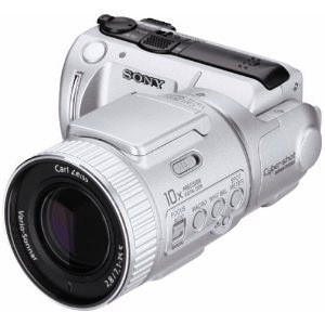 Sony F505 – 1999 Sony, với thương hiệu máy ảnh CyberShot, đã cho ra mắt giới hâm mộ công nghệ cũng như những đối tượng sử dụng bình dân những mẫu máy ảnh với thiết kế hết sức tinh tế. Tuy nhiên có vẻ như không phải lúc nào ông lớn cũng thành công với thiết kế của mình. Một trong những mẫu Cybershot đầu tiên được bán ra mang tên F505 lại sở hữu ngoại hình cồng kềnh với những nút bấm phức tạp ngay trên phần ống kính.