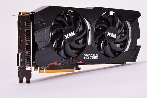 Thiết kế: Sapphire HD 7950 OC 950MHz Edition được trang bị bộ xử lý đồ họa AMD Radeon HD 7950 (tên mã Tahiti Pro) với kiến trúc đồ họa mới GCN (Graphics Core Next) và công nghệ sản xuất 22nm. So với kiến trúc đồ họa VLIW4 cũ ứng dụng trên GPU Radeon HD 6900 series thì kiến trúc GCN nâng cao khả năng xử lý đa luồng của GPU, có thể tận dụng tốt hơn năng lực xử lý nhiều ống lệnh đồ họa cùng lúc mà không ảnh hưởng đáng kể đến hiệu năng.