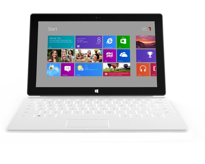 Thay vì trình làng một chiếc máy tính bảng giá rẻ, Microsoft nhắm đến đối thủ chính là iPad của Apple trên thị trường máy tính bảng với sản phẩm có màn hình rộng 10,6-inch, độ phân giải theo theo đúng tỷ lệ HD 16:9 (1366x768). Máy được trang bị bộ nhớ 32GB hoặc 64GB.