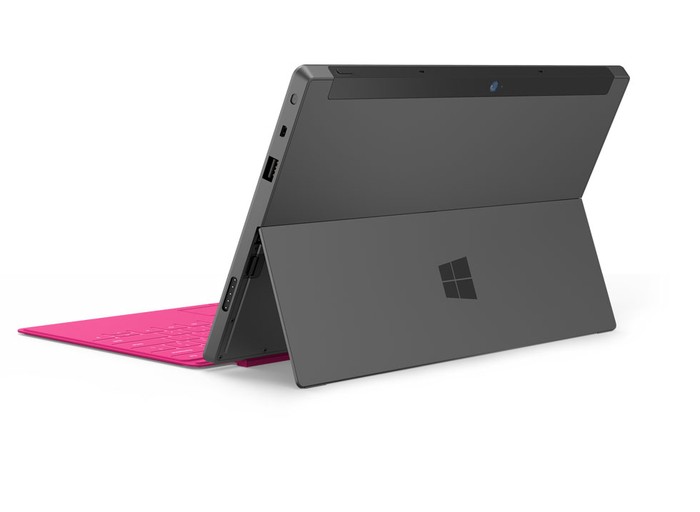 Theo Microsoft, Surface RT chỉ dày có 9,3 mm (dày hơn iPad thế hệ mới) và nặng 0,68 kg. Trong khi đó phiên bản Surface Pro có kích thước dày hơn, 13,5mm. Đặc biệt, đây là chiếc máy tính bảng đầu tiên được trang bị bề mặt hợp kim magiê phủ bằng công nghệ bay hơi lắng đọng vật lý (PVD), thực hiện dưới điều kiện chân không, giúp máy có lớp vỏ bóng bẩy và đẹp mắt.